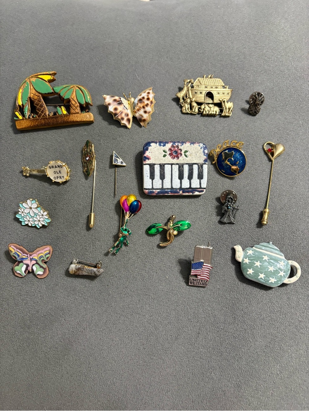 Lot Of 19 Brooches Pins Noah’s Ark Butterfly Frog Twin Towers Peace Piano Teapot